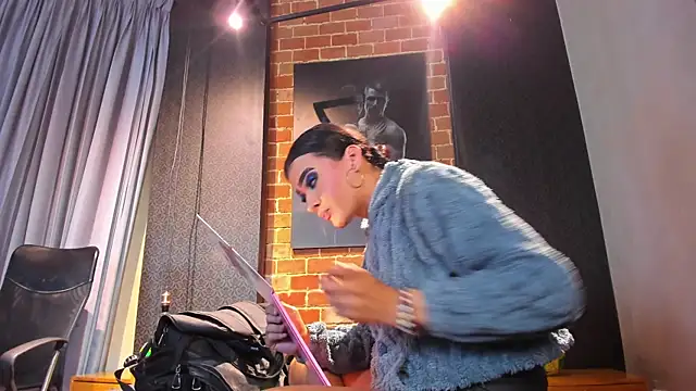 Sienna Dark online show from 8, 4, 2026