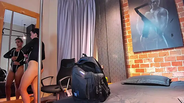 Sienna Dark online show from 6, 4, 2026