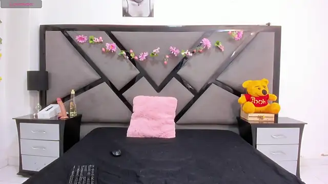 akiraloveee online show from 23, 4, 2026