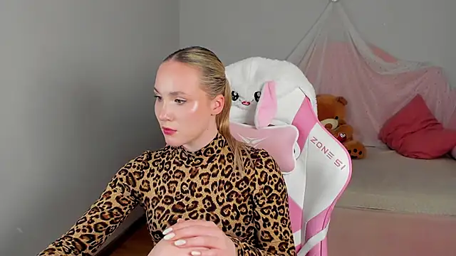 Snapshot of ElaraVoltage chatting on 31, 5, 2026 ElaraVoltage online show from 31, 5, 2026