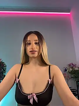Snapshot of ScarletFlameee chatting on 3, 5, 2026 ScarletFlameee online show from 3, 5, 2026