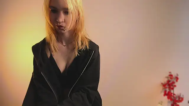 August female online show from 26, 3, 2026