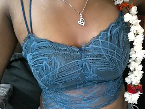 Couplehot00 online show from 13, 4, 2026