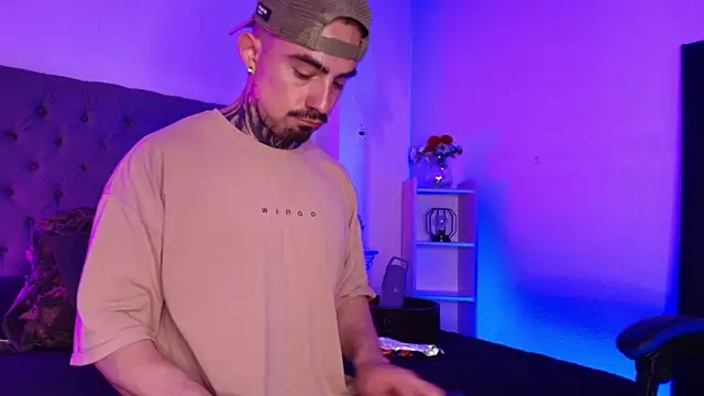 Dallas Whitee online show from 25, 4, 2026