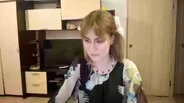 ElenoreHolguin online show from 11, 4, 2026