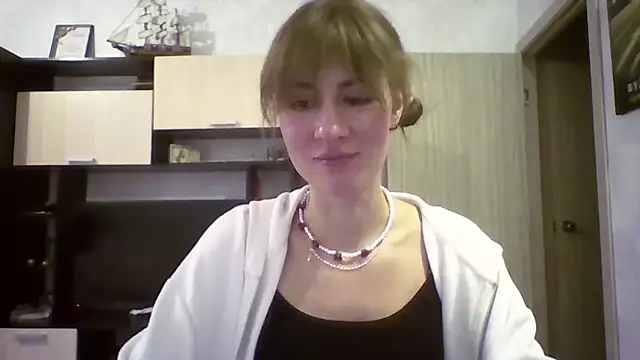 ElenoreHolguin online show from 7, 4, 2026