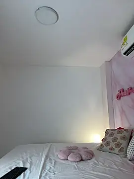 Adalyn Cute online show from 22, 4, 2026