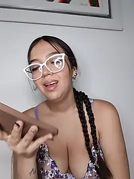 Snapshot of Kitty_Loveee chatting on 21, 7, 2026 Kitty Loveee online show from 21, 7, 2026