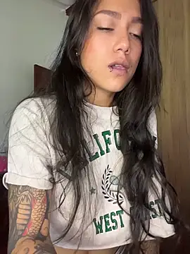 Twoshotsparty420 online show from 28, 4, 2026