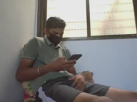 Snapshot of Roy3_2 chatting on 7, 4, 2026 Roy3 2 online show from 7, 4, 2026