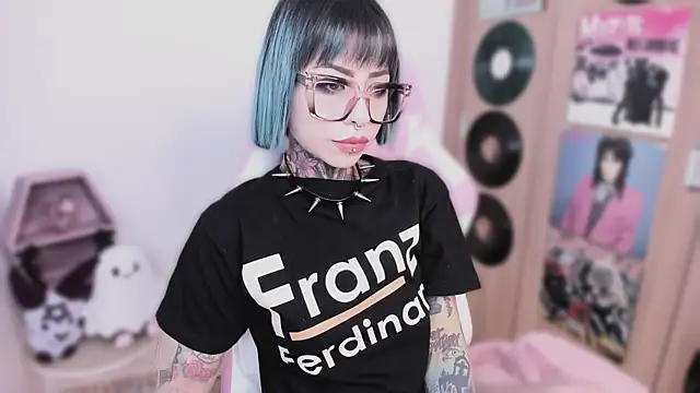 shes creepy online show from 1, 4, 2026