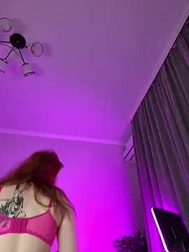 Snapshot of RedheadQueen_ chatting on 6, 4, 2026 RedheadQueen online show from 6, 4, 2026