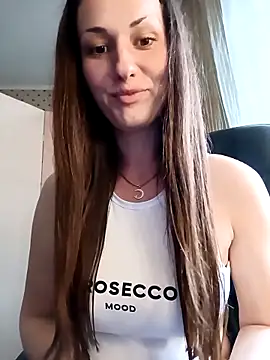 Snapshot of LunaCrystall chatting on 8, 5, 2026 LunaCrystall online show from 8, 5, 2026