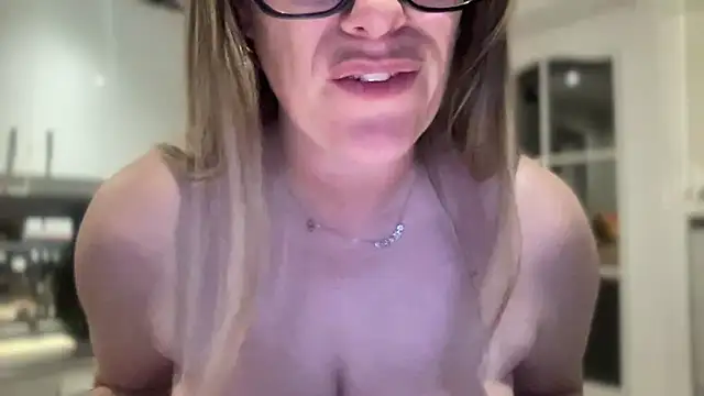 Snapshot of TittieTia19 chatting on 16, 7, 2026 TittieTia19 online show from 16, 7, 2026