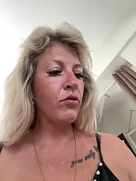 Snapshot of AtomBlondy chatting on 17, 5, 2026 AtomBlondy online show from 17, 5, 2026