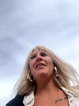 Snapshot of AtomBlondy chatting on 9, 6, 2026 AtomBlondy online show from 9, 6, 2026