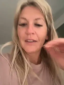 Snapshot of AtomBlondy chatting on 10, 6, 2026 AtomBlondy online show from 10, 6, 2026