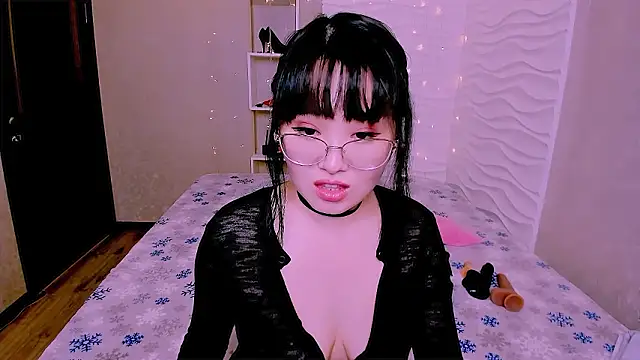 Akiko Yun online show from 18, 2, 2026
