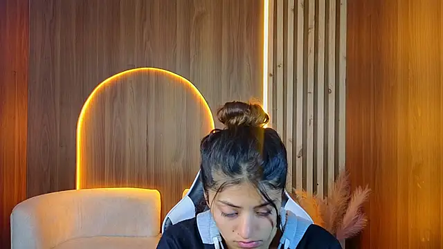 Lia queen tx online show from 3, 7, 2026