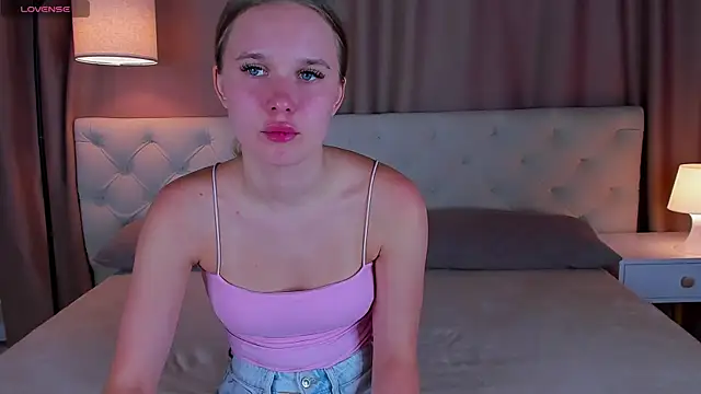 Snapshot of Alice_Pleasance chatting on 7, 7, 2026 Alice Pleasance online show from 7, 7, 2026