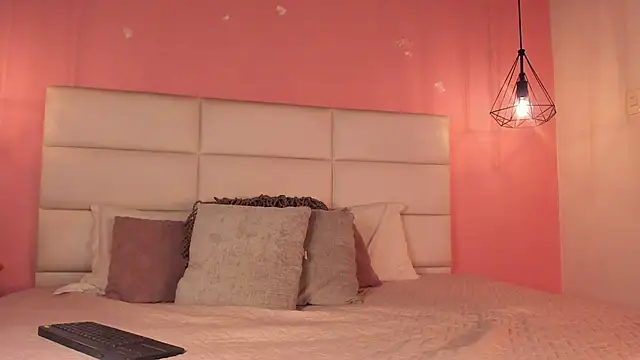Snapshot of KarolyneLune chatting on 8, 5, 2026 KarolyneLune online show from 8, 5, 2026