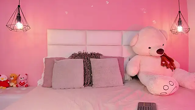 Snapshot of KarolyneLune chatting on 5, 5, 2026 KarolyneLune online show from 5, 5, 2026