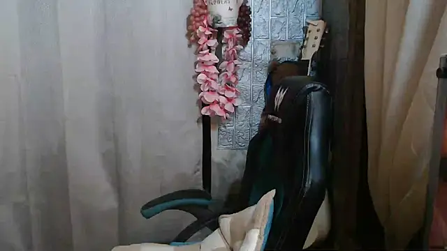Snapshot of small_13 chatting on 13, 5, 2026 small 13 online show from 13, 5, 2026