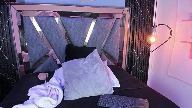  charlotte quee  online show from 4, 4, 2026