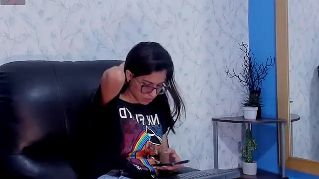 Snapshot of Emily_Lopera chatting on 8, 7, 2026 Emily Lopera online show from 8, 7, 2026