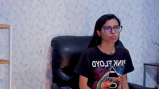 Snapshot of Emily_Lopera chatting on 4, 7, 2026 Emily Lopera online show from 4, 7, 2026