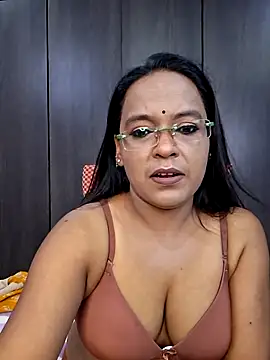 Snapshot of hornyrosy321 chatting on 26, 5, 2026 hornyrosy321 online show from 26, 5, 2026