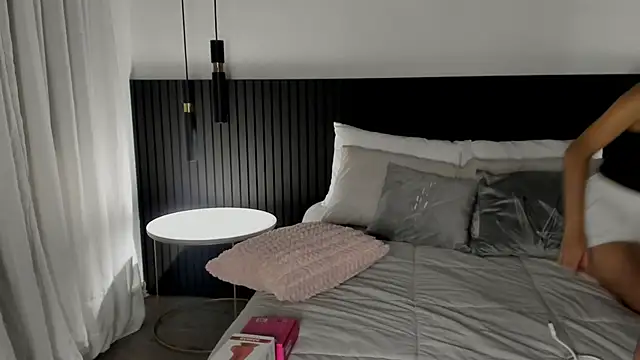 Maia antonelli online show from 17, 3, 2026