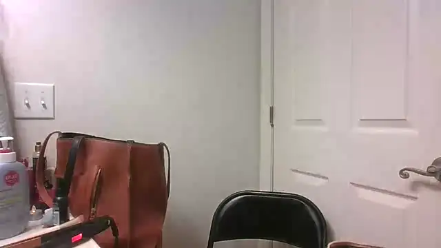 kitty-kitten82 online show from 13, 4, 2026
