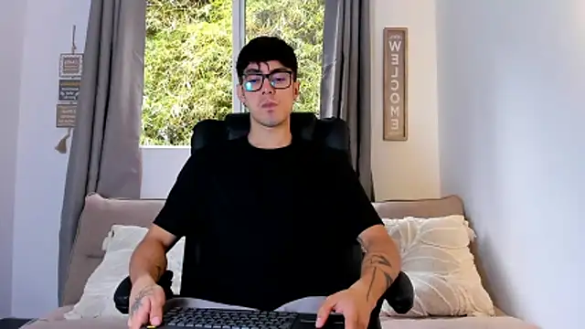 Snapshot of etham_wolf1 chatting on 4, 6, 2026 etham wolf1 online show from 4, 6, 2026