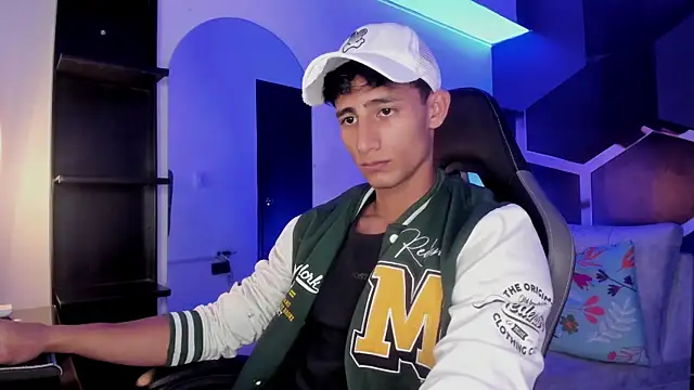Snapshot of MaxiimoRomano_ chatting on 6, 8, 2026 MaxiimoRomano online show from 6, 8, 2026
