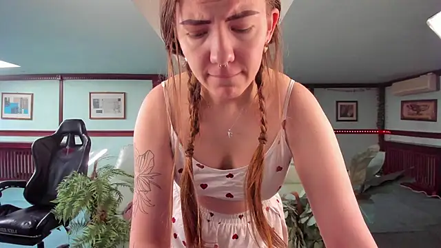 Snapshot of Kirarustle1 chatting on 28, 5, 2026 Kirarustle1 online show from 28, 5, 2026