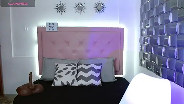 Kloe  watson online show from 25, 5, 2026
