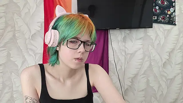 Snapshot of LittleKittenStar chatting on 7, 6, 2026 LittleKittenStar online show from 7, 6, 2026