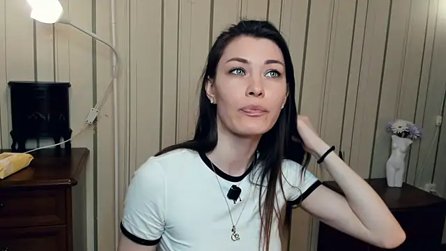 JulissaLipoma online show from 2, 4, 2026