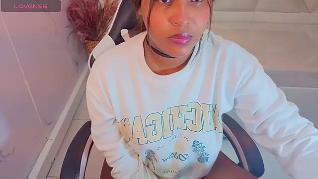 Snapshot of naomitp chatting on 28, 5, 2026 naomitp online show from 28, 5, 2026
