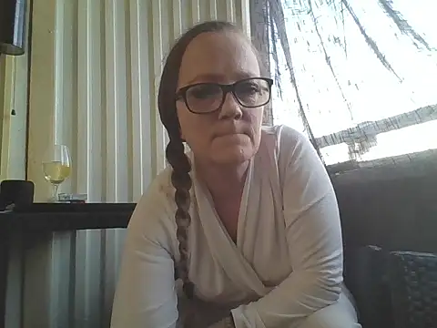 LizzieZ1975 online show from 4, 5, 2026