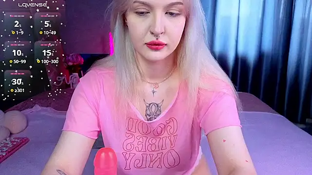 Snapshot of BlondieSummer chatting on 26, 7, 2026 BlondieSummer online show from 26, 7, 2026