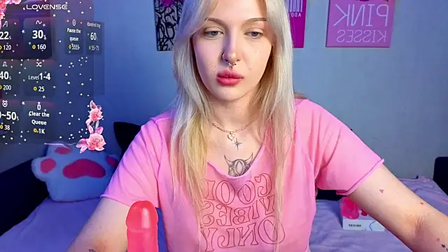 Snapshot of BlondieSummer chatting on 4, 8, 2026 BlondieSummer online show from 4, 8, 2026