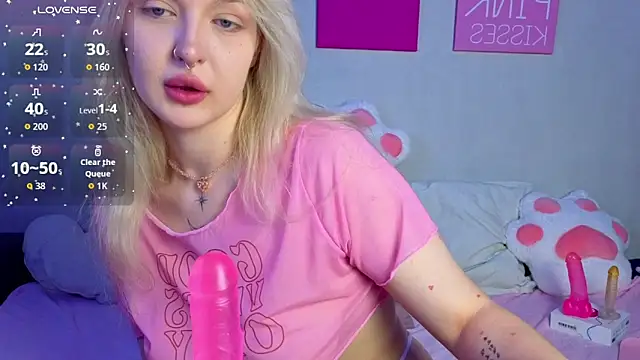 Snapshot of BlondieSummer chatting on 10, 6, 2026 BlondieSummer online show from 10, 6, 2026