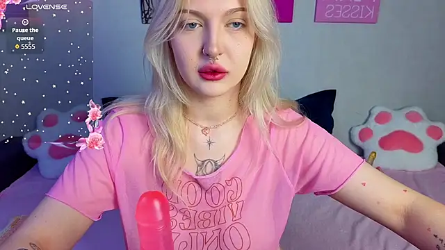 Snapshot of BlondieSummer chatting on 8, 8, 2026 BlondieSummer online show from 8, 8, 2026