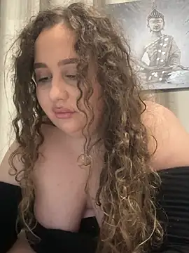 CurlyMaddie online show from 6, 4, 2026