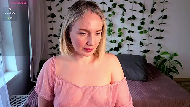 MonikFoxi online show from 4, 5, 2026