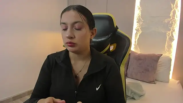 kira relish online show from 9, 4, 2026
