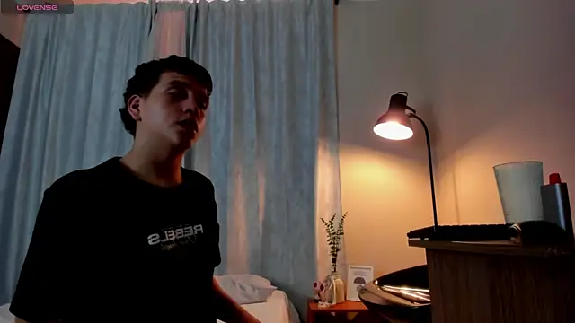 dennis hills online show from 30, 4, 2026