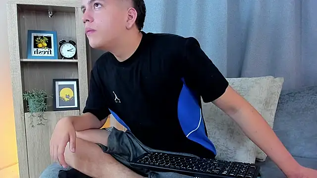 dennis hills online show from 30, 3, 2026